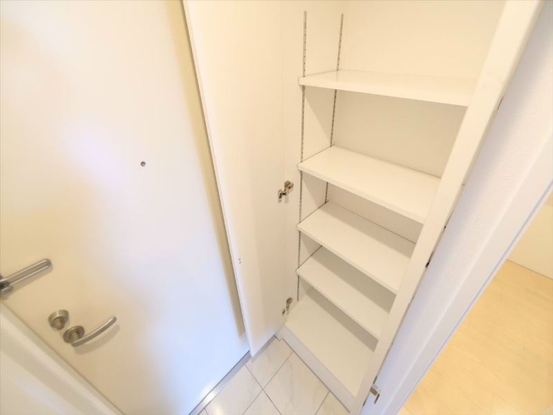 玄関　玄関　シューズボックス付（収納充実してます）