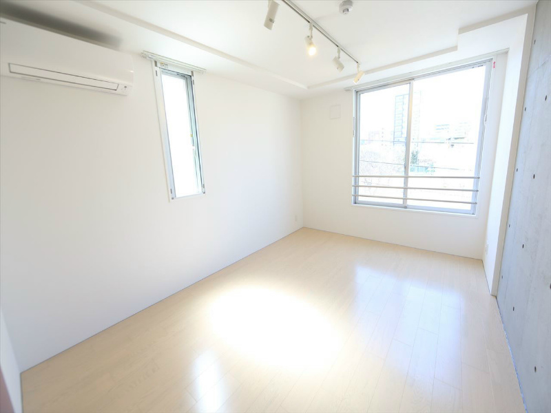 居室・リビング　洋室9.54帖　2面採光　エアコン完備