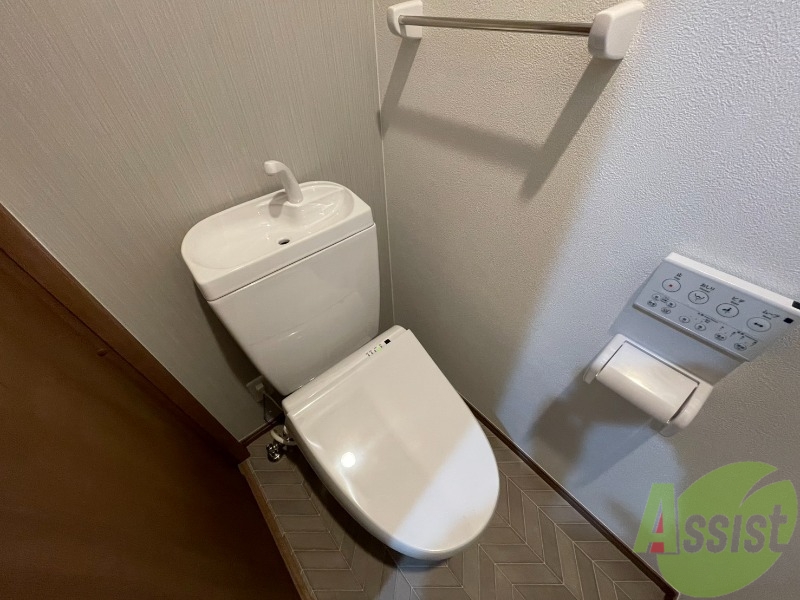 トイレ　トイレは温水洗浄便座です。思わず長居してしまいそうです。