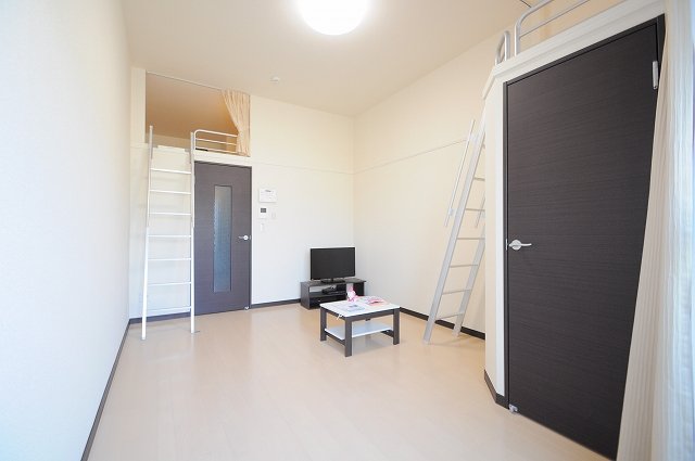 居室・リビング　同タイプ物件写真です。２つのロフトでお部屋広々！