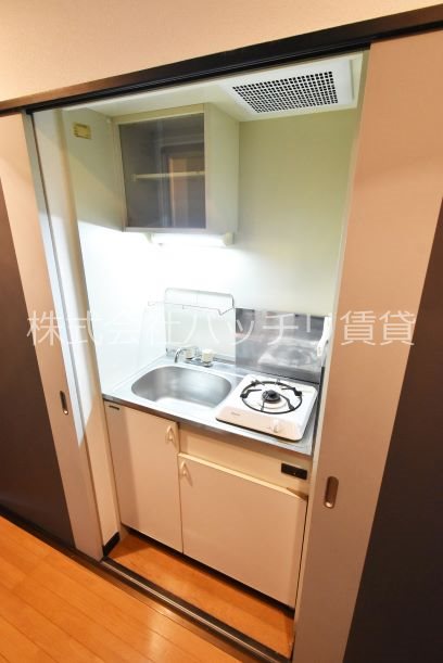 キッチン　別号室写真の為現況を優先致します。