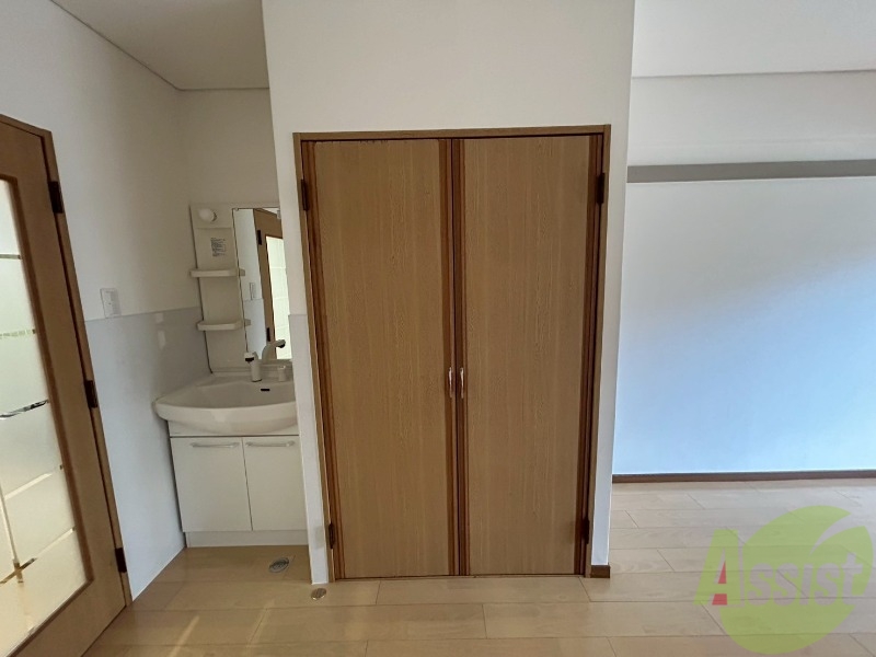 収納　収納スペースがあり、お洋服や荷物も収納できます。