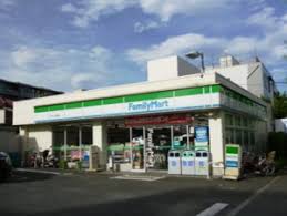 コンビニ　ファミリーマート 世田谷粕谷一丁目店（コンビニ）まで712m