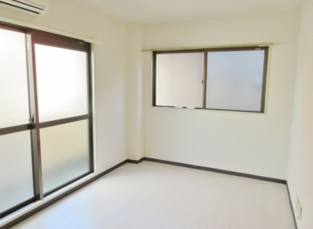 居室・リビング　二面採光のお部屋です