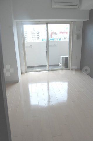 セレニテ新大阪弐番館の居間写真