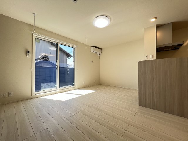 居室・リビング　同物件別部屋