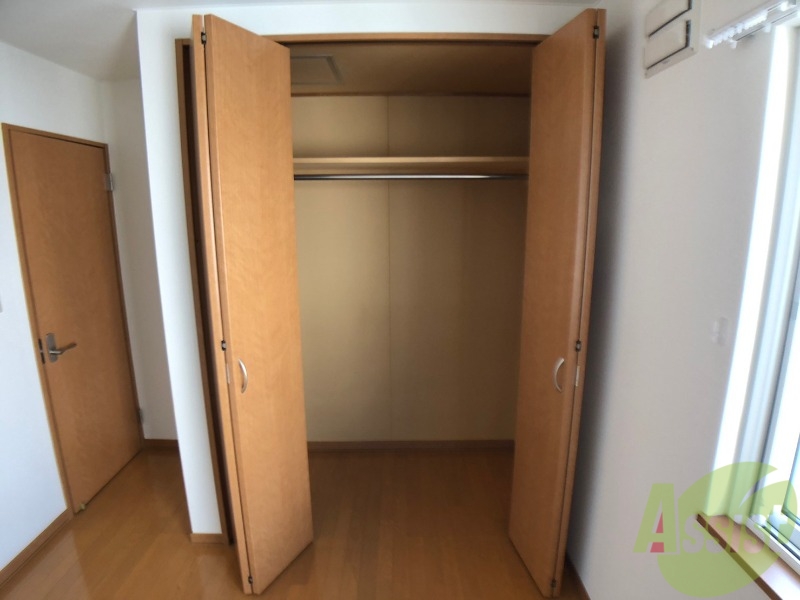収納　クローゼットは奥行きもあり、荷物が多い方でも安心です。