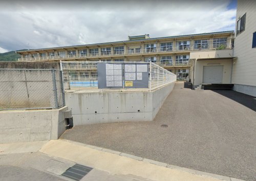 小学校　長野市立三輪小学校（小学校）まで746m