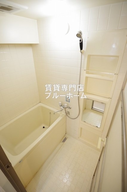 バス・シャワールーム　明るいバスルーム！