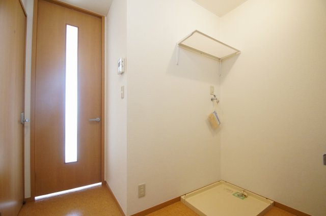 その他設備　防水パン付きの洗濯機置場です。