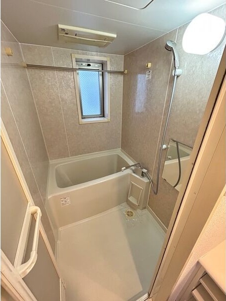 バス・シャワールーム　※写真は同じマンションの違う部屋のものになります。