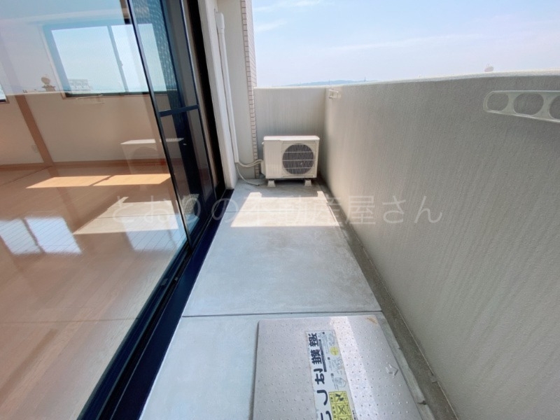 バルコニー　バルコニー※角部屋の写真です。実際の部屋に窓はありません。