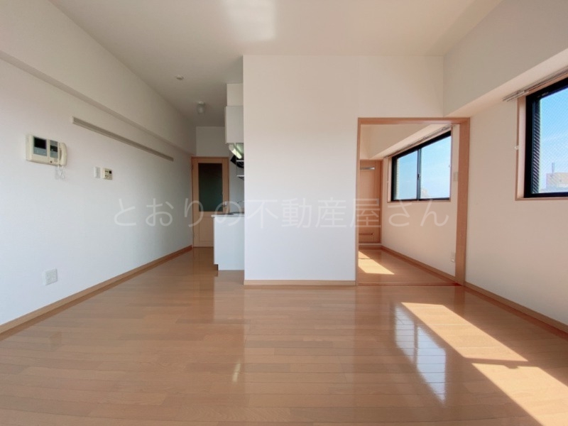 居室・リビング　リビング※角部屋の写真です。実際の部屋に窓はありません。