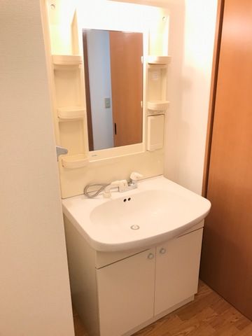 洗面設備　退去予定のため別部屋写真使用