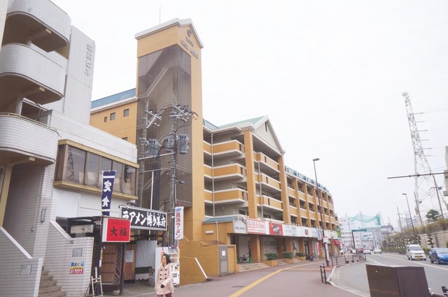 建物外観　【外観写真】目の前にバス停があります。