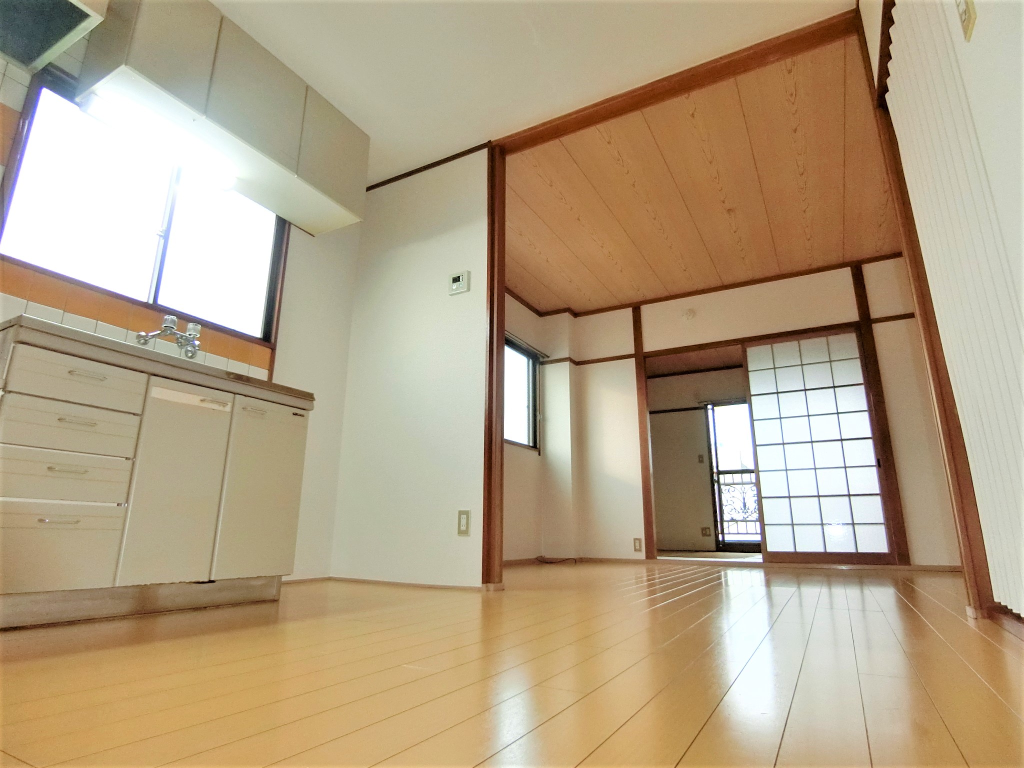 その他設備　窓がある明るい広々リビングキッチンです☆
