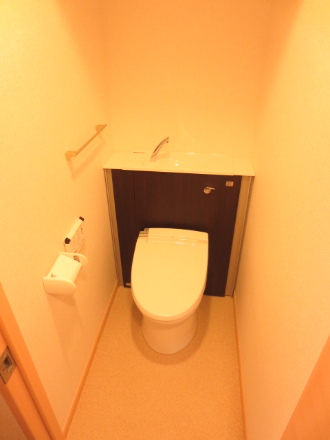 トイレ　同物件、別タイプの部屋の写真です