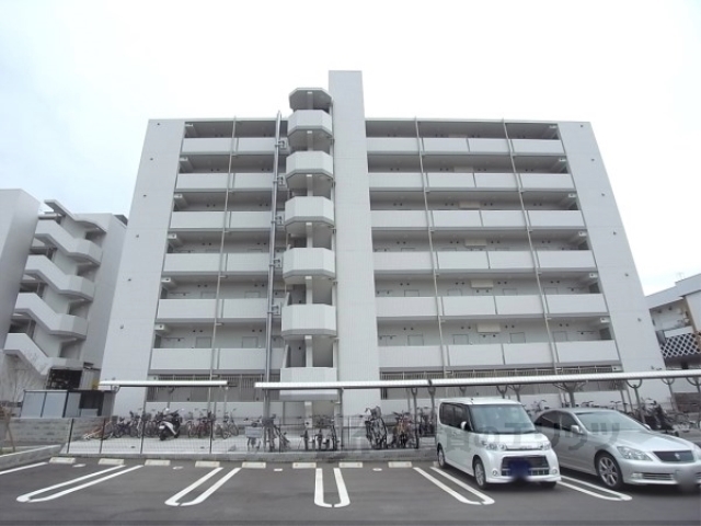 京都市山科区西野小柳町のマンションの建物外観