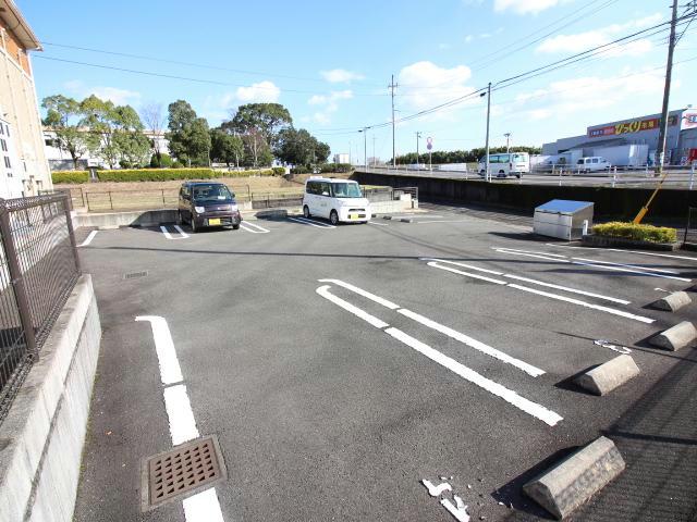 【都城市宮丸町のアパートの駐車場】