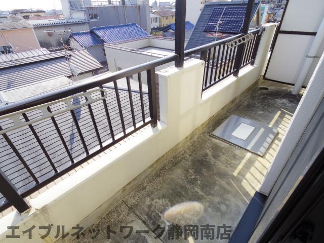 【静岡市駿河区中田本町のマンションのバルコニー】