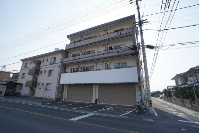 【丸亀市川西町北のアパートの建物外観】