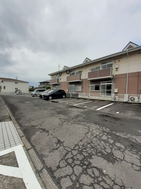 【伊予郡松前町大字南黒田のアパートの駐車場】