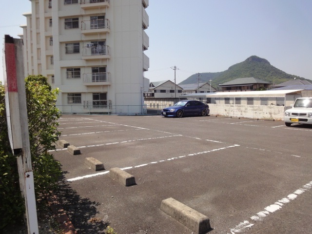 【高松市高松町のマンションの駐車場】