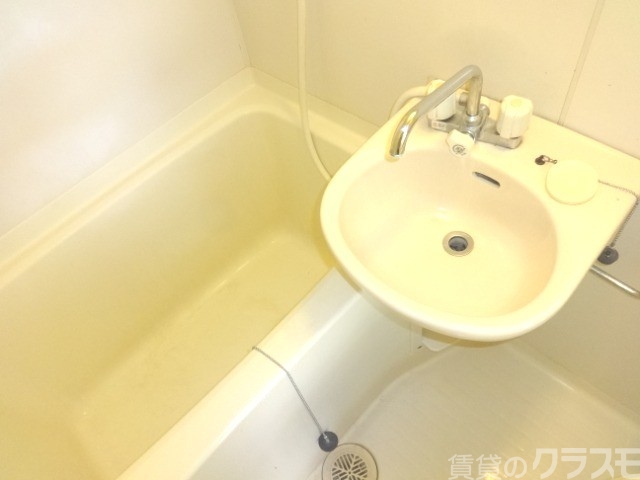 バス・シャワールーム　ユニットバスは家賃に免じて我慢して下さい★