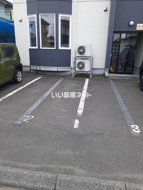 【苫小牧市新明町のアパートの駐車場】