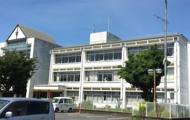 【栗東市小平井のアパートの小学校】