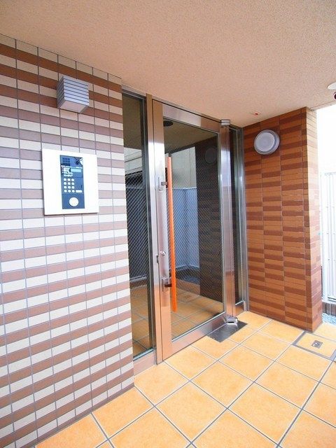 【習志野市津田沼のマンションのエントランス】