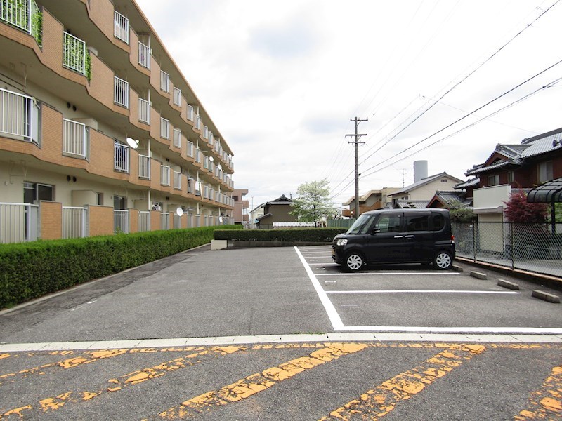 【シャトー清城の駐車場】