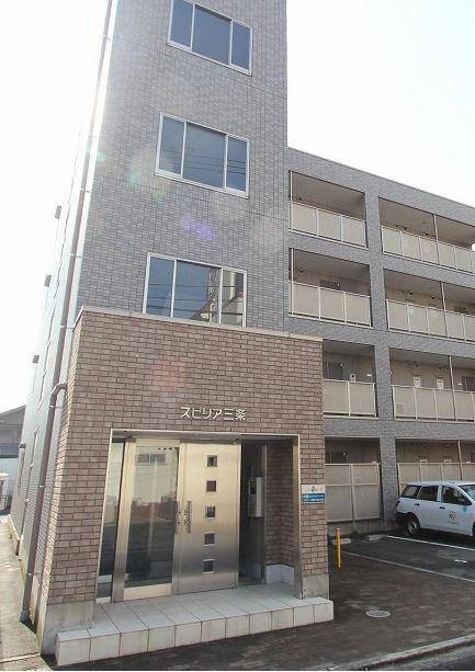 【高松市三条町のマンションのエントランス】