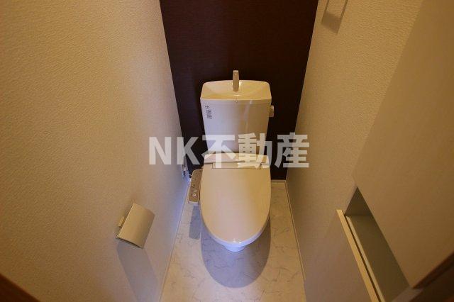 トイレ　落ち着いた色調のトイレです