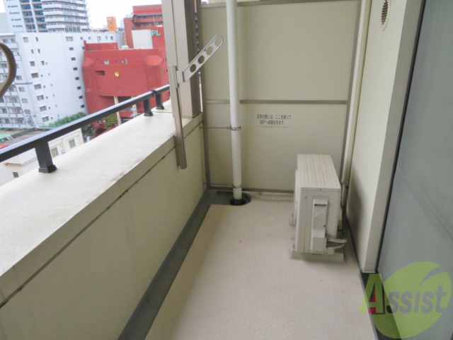 バルコニー　ちょっと広めのバルコニーです。陽もよく当たりますね。