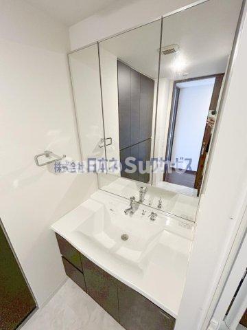 洗面設備　明るい洗面所です