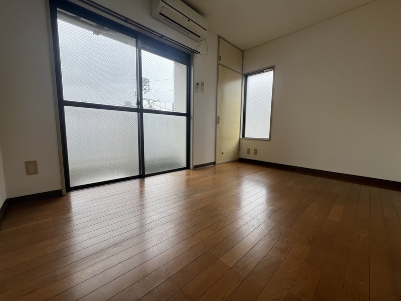 その他部屋・スペース　落ち着いた色調の寝室です