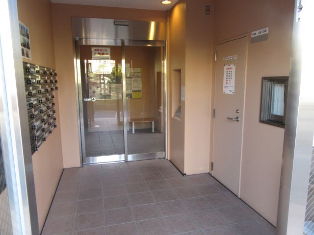 エントランス　オートロック付きのエントランス