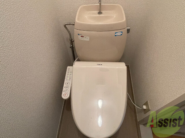 トイレ　ウォシュレット付きなので安心できますね。