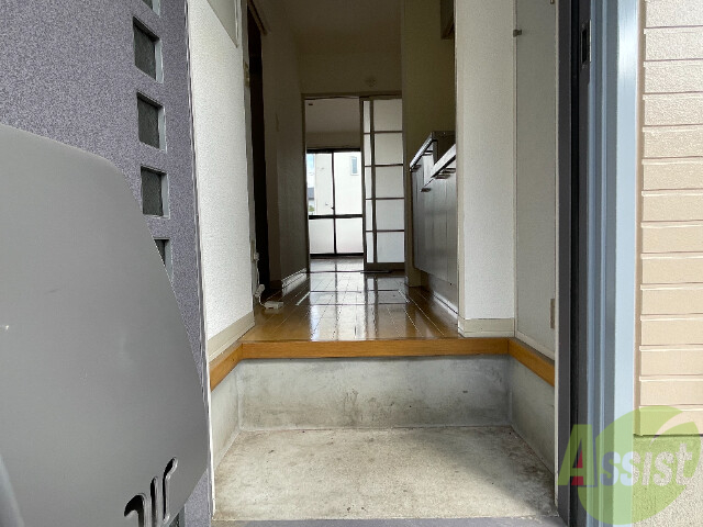 玄関　玄関には段差があるので泥や汚れが家に入りにくいです。