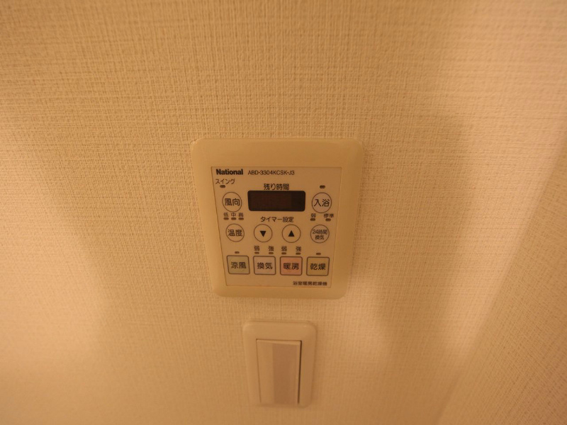 その他設備　浴室暖房乾燥機付き