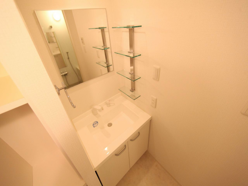 洗面設備　脱衣所　独立洗面台（シャンプードレッサー付）収納スペース有
