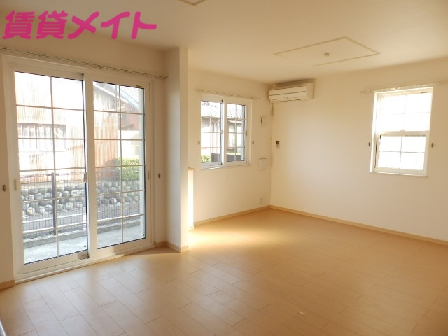 居室・リビング　同物件別室反転タイプ画像