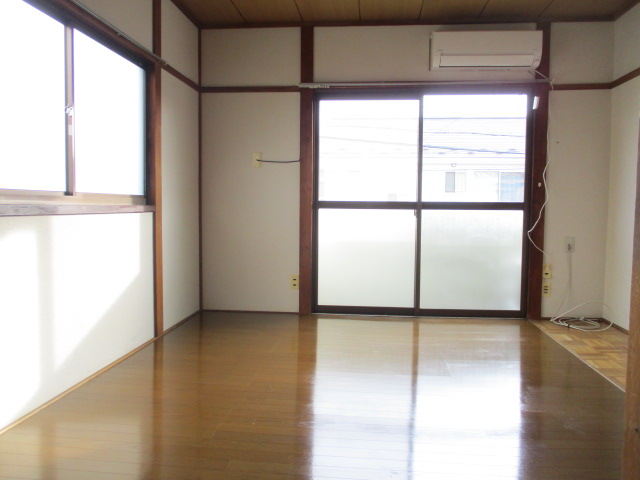 居室・リビング　広々8帖のお部屋は、南向き＆2面採光でとても明るいです♪