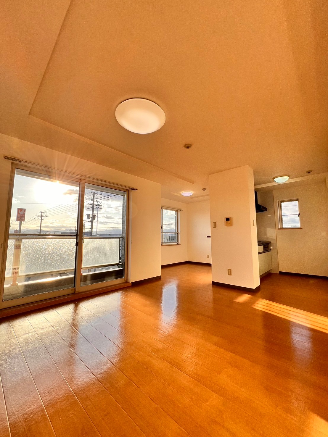 居室・リビング　写真反転