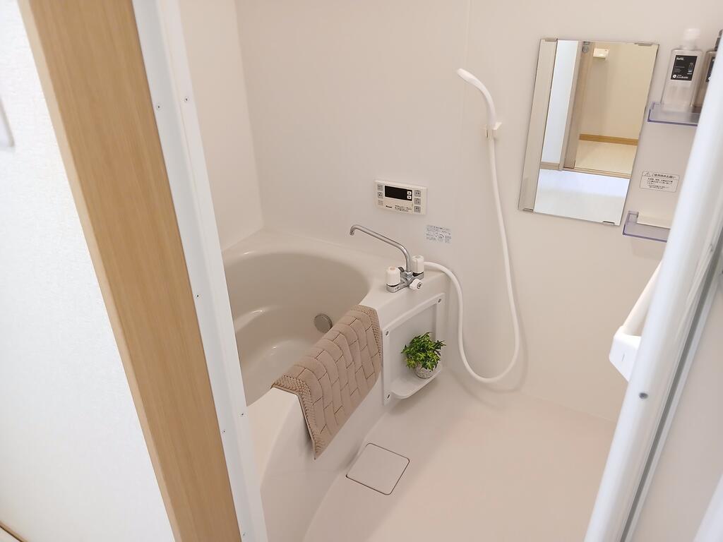 バス・シャワールーム　追い炊き付きの清潔なバスルーム