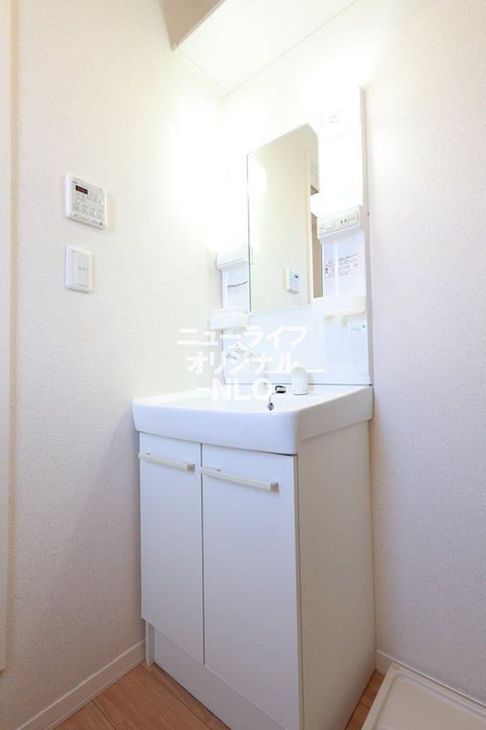 洗面設備　シャワー付き洗面台で忙しい朝でも楽に身支度が出来ます！