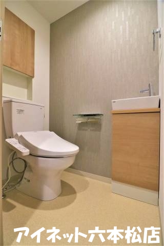 トイレ　温水便座付きです。