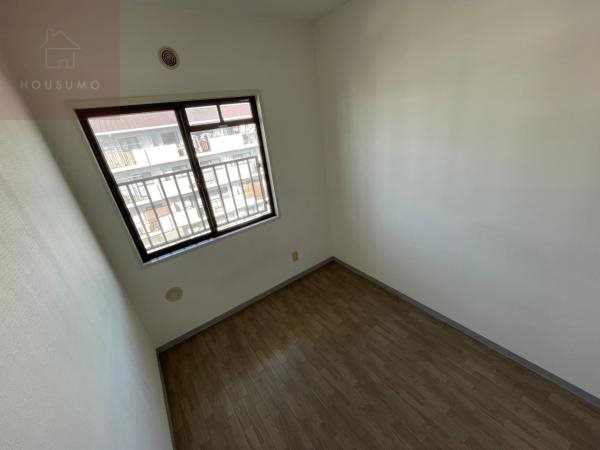 その他部屋・スペース　落ち着いた色調の寝室です