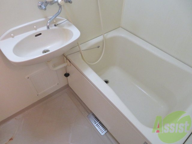 バス・シャワールーム　バスルームはこちらです。広々としてゆったり休めます。